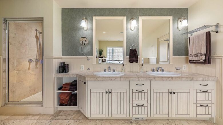 Garden Getaway With Private Pool and Hot Tub - West Kelowna, Canada