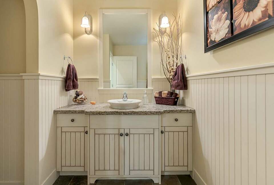 Garden Getaway With Private Pool and Hot Tub - West Kelowna, Canada