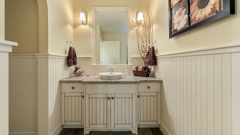 Garden Getaway With Private Pool and Hot Tub - West Kelowna, Canada