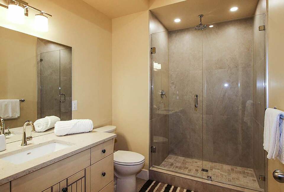 Garden Getaway With Private Pool and Hot Tub - West Kelowna, Canada