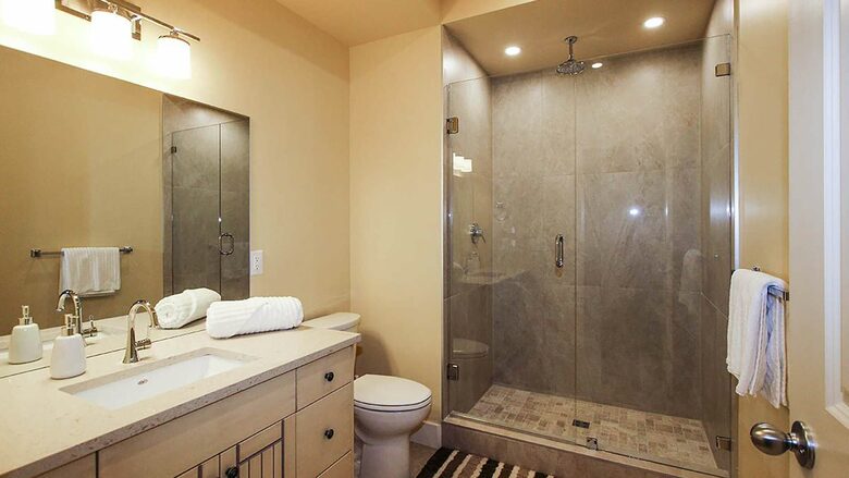 Garden Getaway With Private Pool and Hot Tub - West Kelowna, Canada