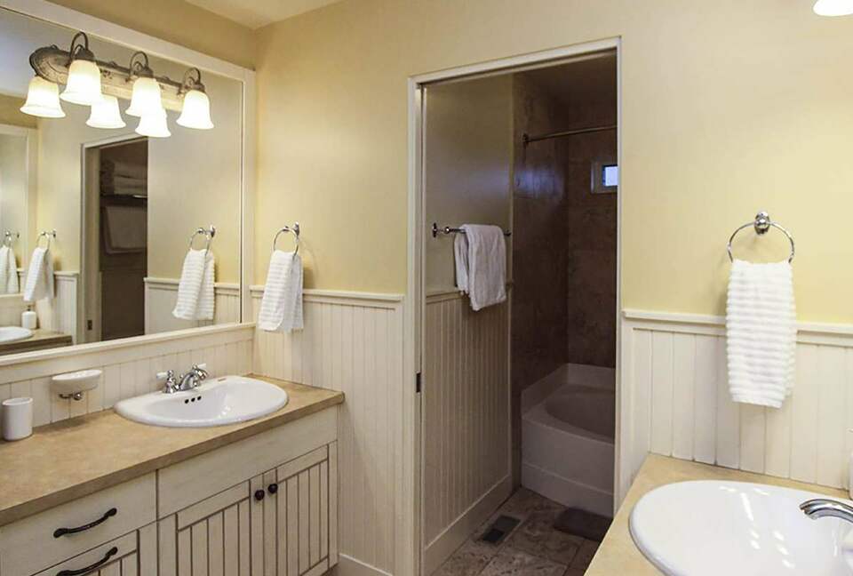 Garden Getaway With Private Pool and Hot Tub - West Kelowna, Canada