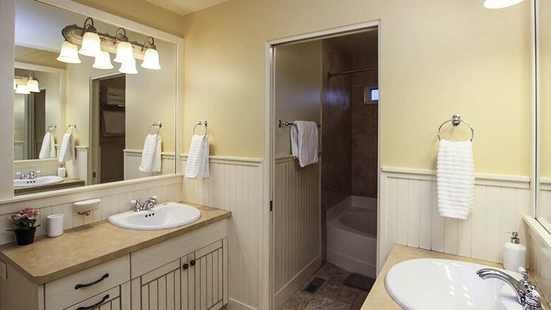 Garden Getaway With Private Pool and Hot Tub - West Kelowna, Canada