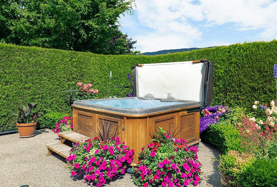 Garden Getaway With Private Pool and Hot Tub - West Kelowna, Canada