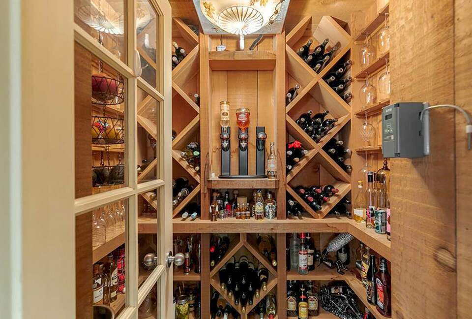 Garden Getaway With Private Pool and Hot Tub - West Kelowna, Canada