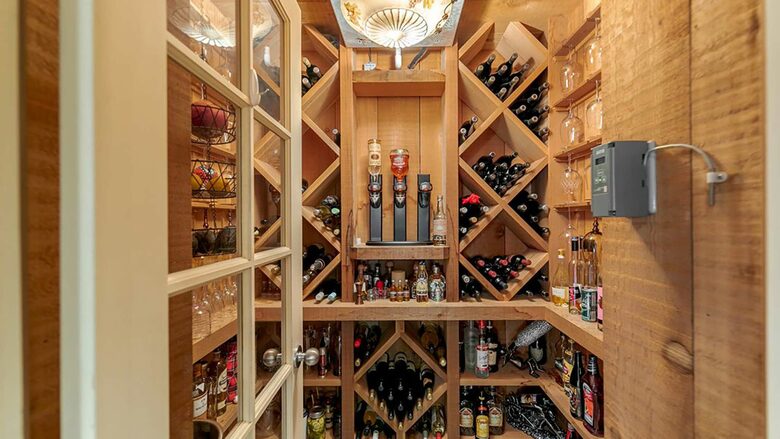 Garden Getaway With Private Pool and Hot Tub - West Kelowna, Canada