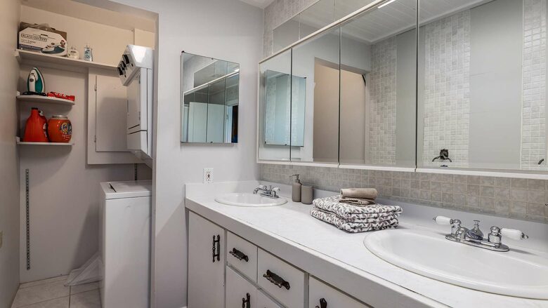 Okanagan Lakehouse With Private Dock - West Kelowna, Canada