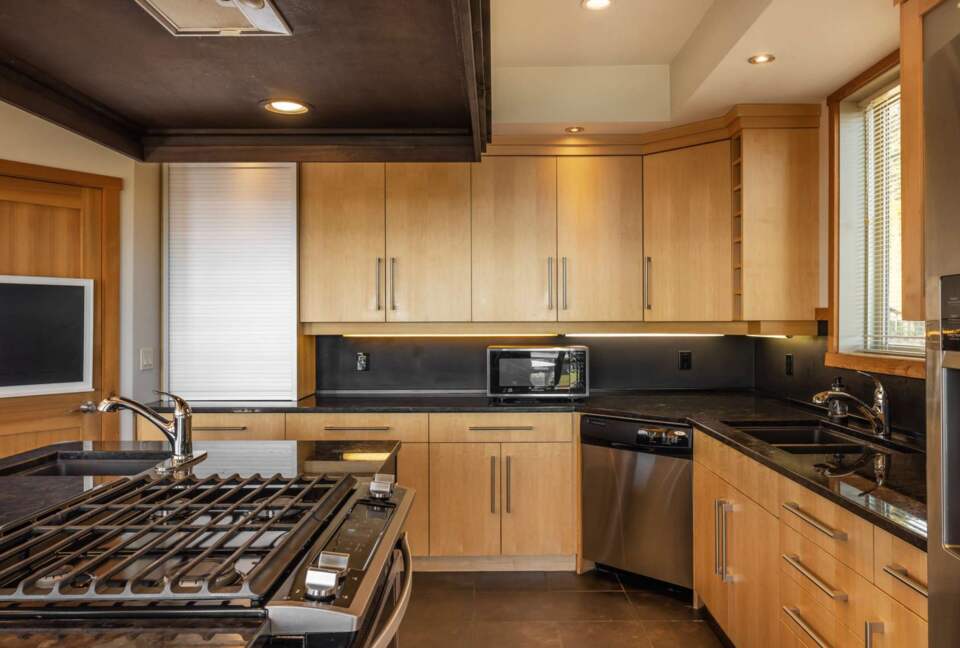 Wine Country Getaway with Sweeping Views of Okanagan Lake - West Kelowna, Canada