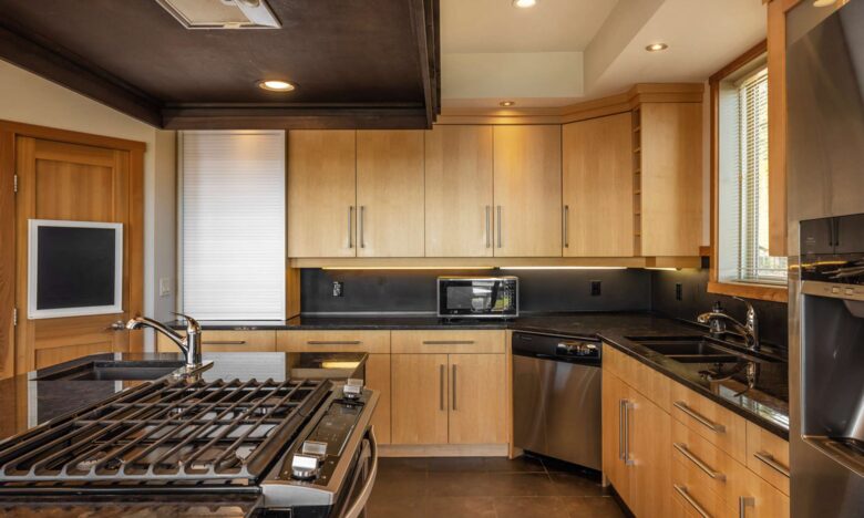 Wine Country Getaway with Sweeping Views of Okanagan Lake - West Kelowna, Canada