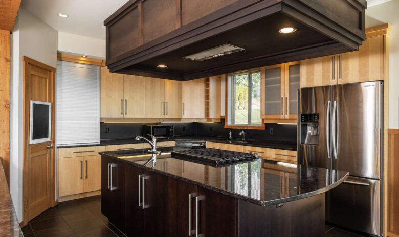 Wine Country Getaway with Sweeping Views of Okanagan Lake - West Kelowna, Canada