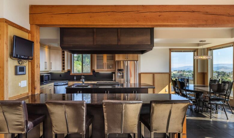 Wine Country Getaway with Sweeping Views of Okanagan Lake - West Kelowna, Canada