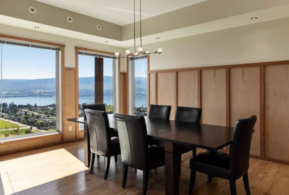 Wine Country Getaway with Sweeping Views of Okanagan Lake - West Kelowna, Canada