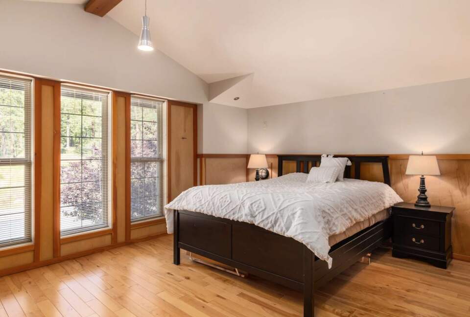 Wine Country Getaway with Sweeping Views of Okanagan Lake - West Kelowna, Canada