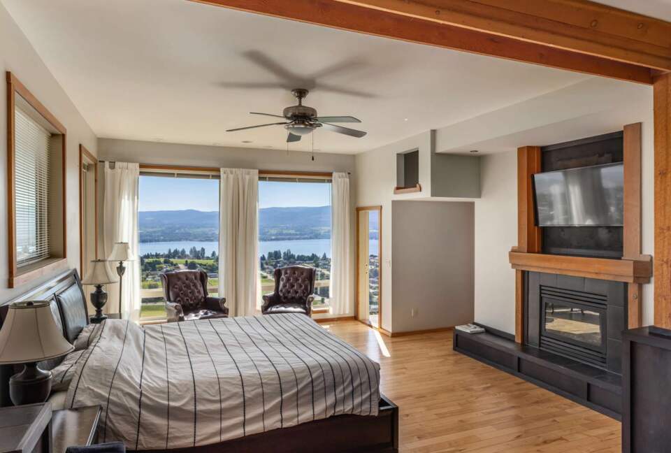 Wine Country Getaway with Sweeping Views of Okanagan Lake - West Kelowna, Canada