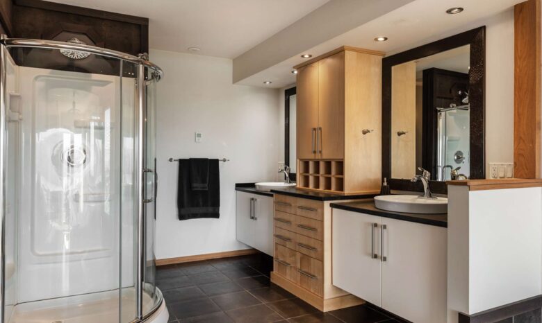 Wine Country Getaway with Sweeping Views of Okanagan Lake - West Kelowna, Canada