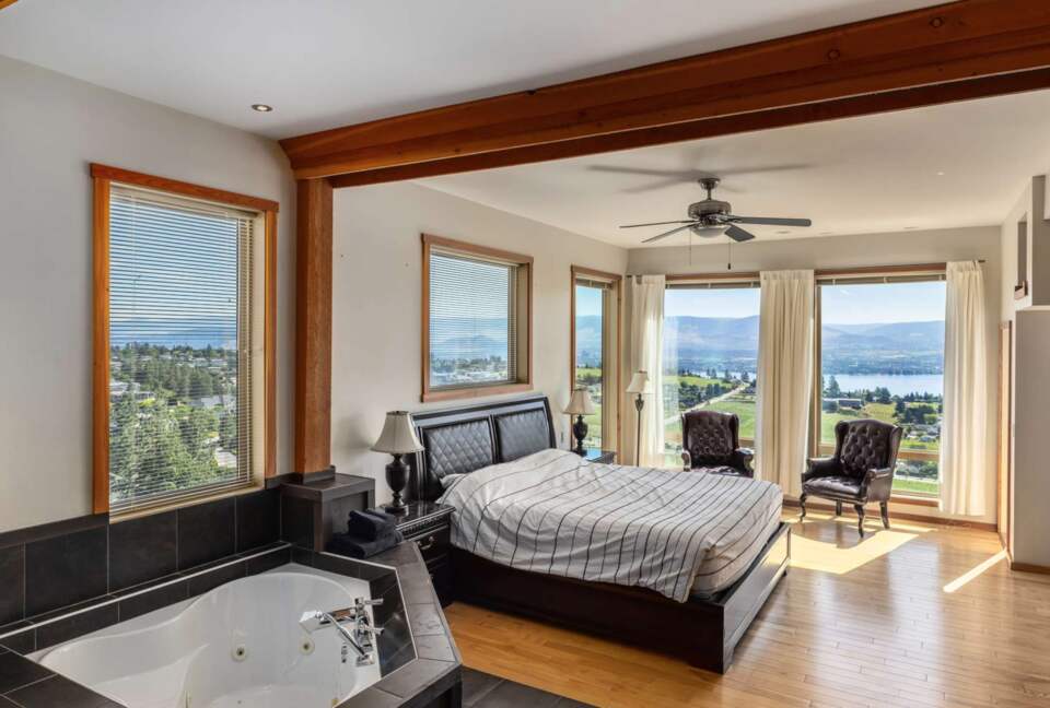 Wine Country Getaway with Sweeping Views of Okanagan Lake - West Kelowna, Canada