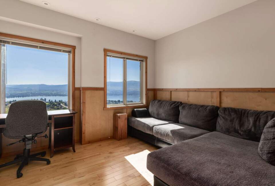 Wine Country Getaway with Sweeping Views of Okanagan Lake - West Kelowna, Canada