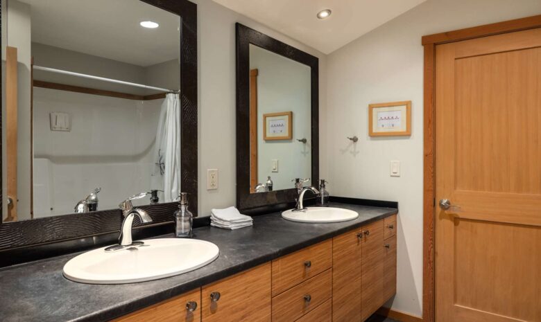 Wine Country Getaway with Sweeping Views of Okanagan Lake - West Kelowna, Canada