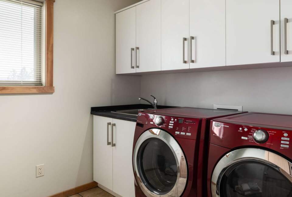 Wine Country Getaway with Sweeping Views of Okanagan Lake - West Kelowna, Canada