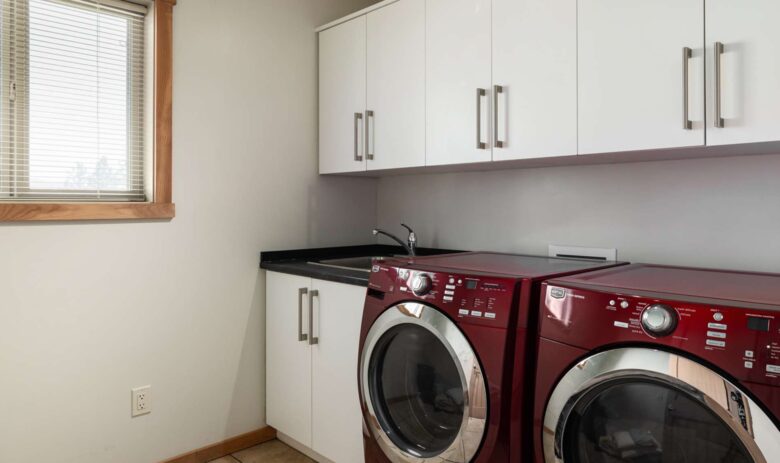 Wine Country Getaway with Sweeping Views of Okanagan Lake - West Kelowna, Canada