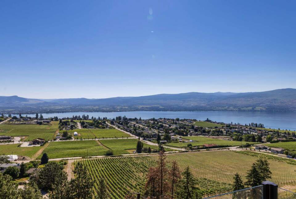 Wine Country Getaway with Sweeping Views of Okanagan Lake - West Kelowna, Canada