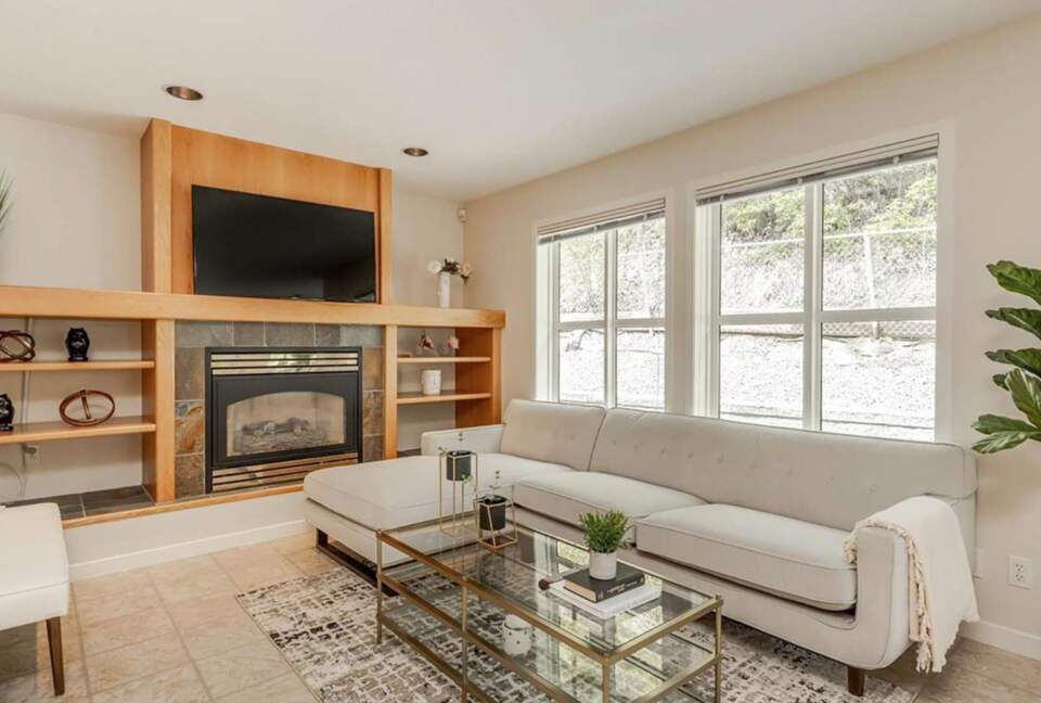 Picturesque Views of Okanagan Lake and Surrounding Vineyards - West Kelowna, Canada