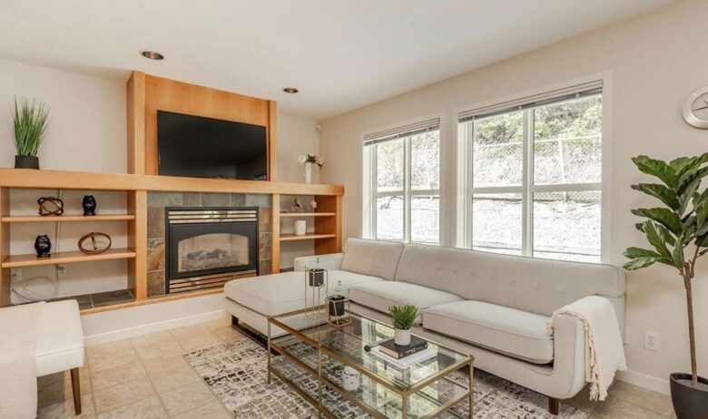 Picturesque Views of Okanagan Lake and Surrounding Vineyards - West Kelowna, Canada