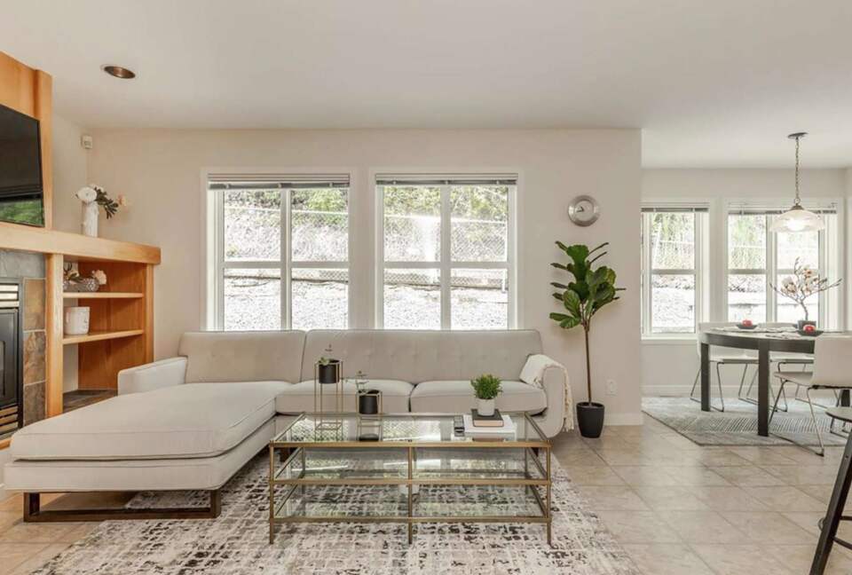 Picturesque Views of Okanagan Lake and Surrounding Vineyards - West Kelowna, Canada