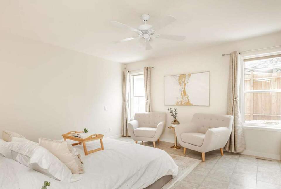 Picturesque Views of Okanagan Lake and Surrounding Vineyards - West Kelowna, Canada