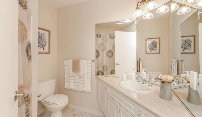 Picturesque Views of Okanagan Lake and Surrounding Vineyards - West Kelowna, Canada