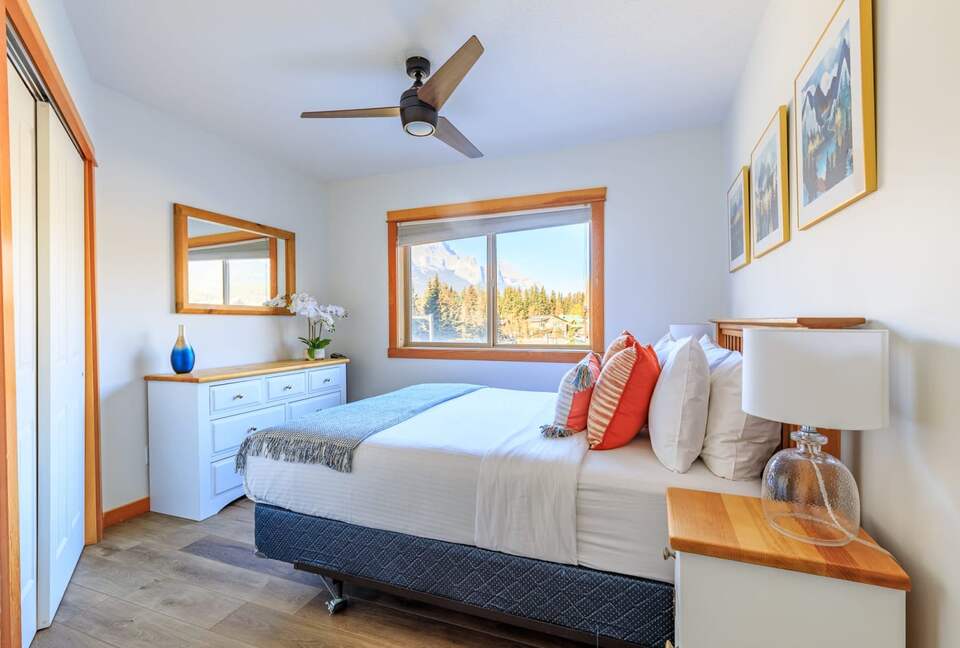 Canmore Mountain Escape with a Rooftop Hot Tub - Canmore, Canada