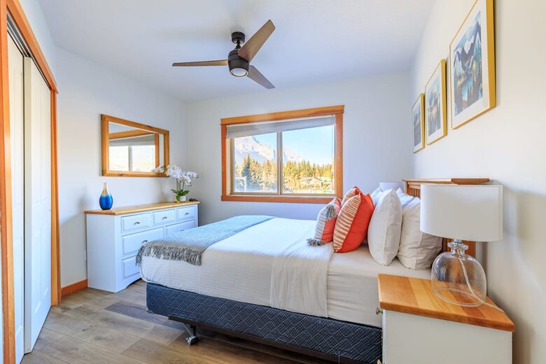 Canmore Mountain Escape with a Rooftop Hot Tub - Canmore, Canada