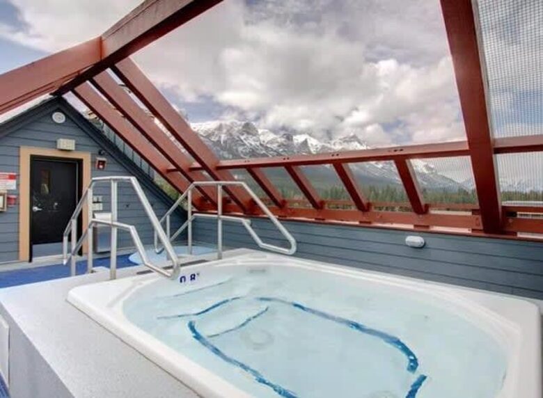 Canmore Mountain Escape with a Rooftop Hot Tub - Canmore, Canada