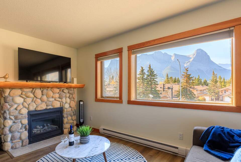 Canmore Mountain Escape with a Rooftop Hot Tub - Canmore, Canada