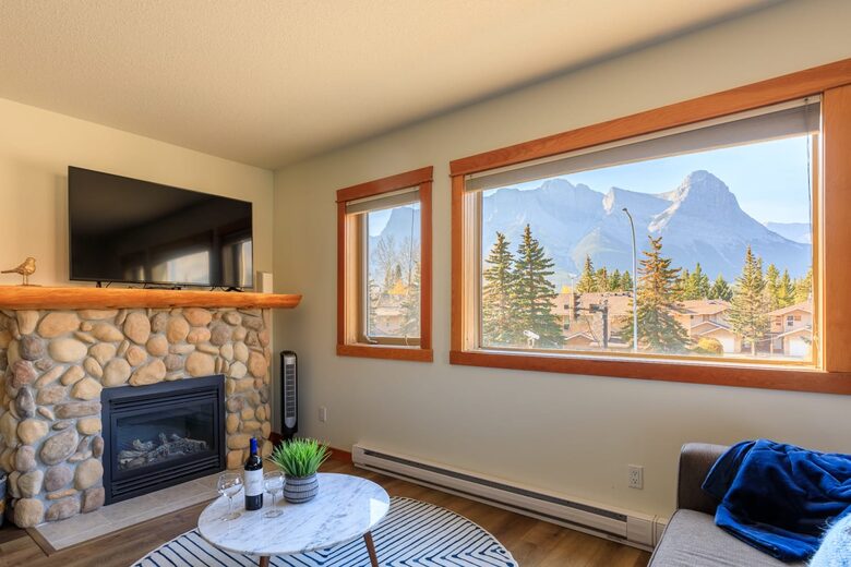 Canmore Mountain Escape with a Rooftop Hot Tub - Canmore, Canada