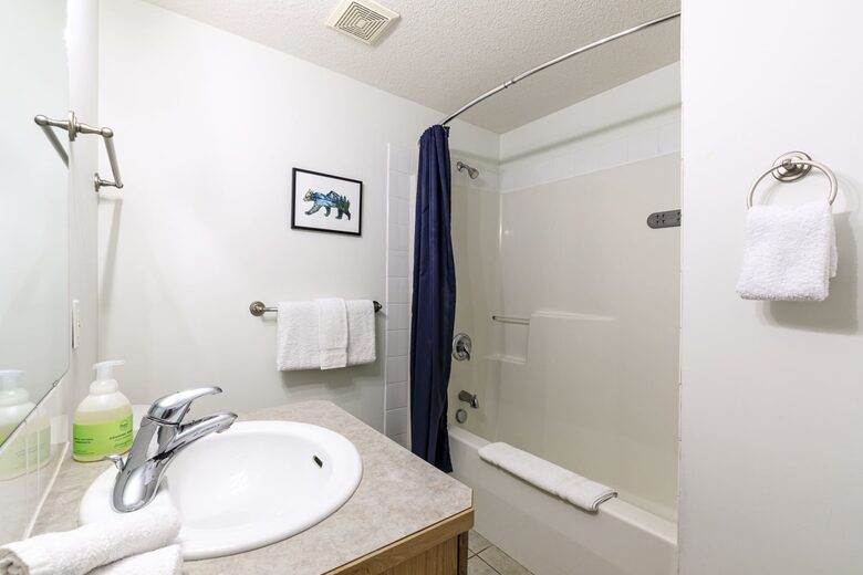 Canmore Mountain Escape with a Rooftop Hot Tub - Canmore, Canada