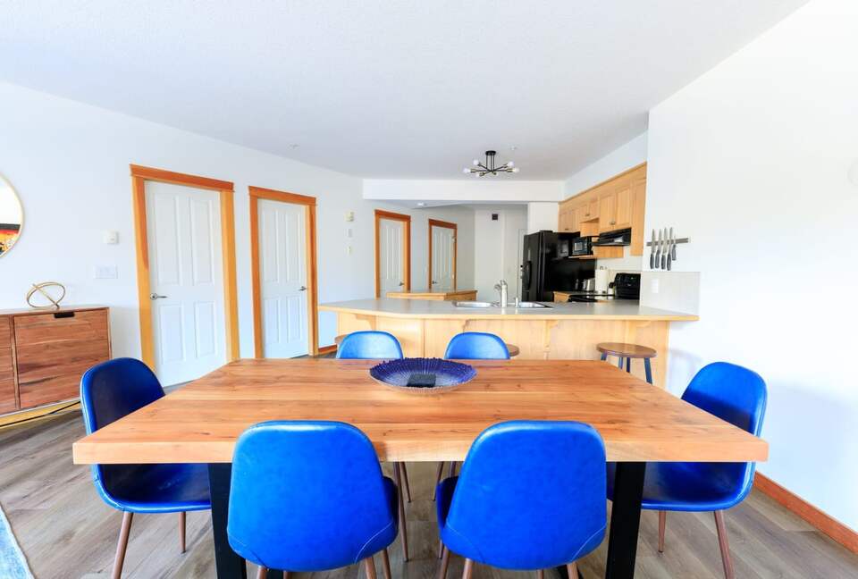 Canmore Mountain Escape with a Rooftop Hot Tub - Canmore, Canada