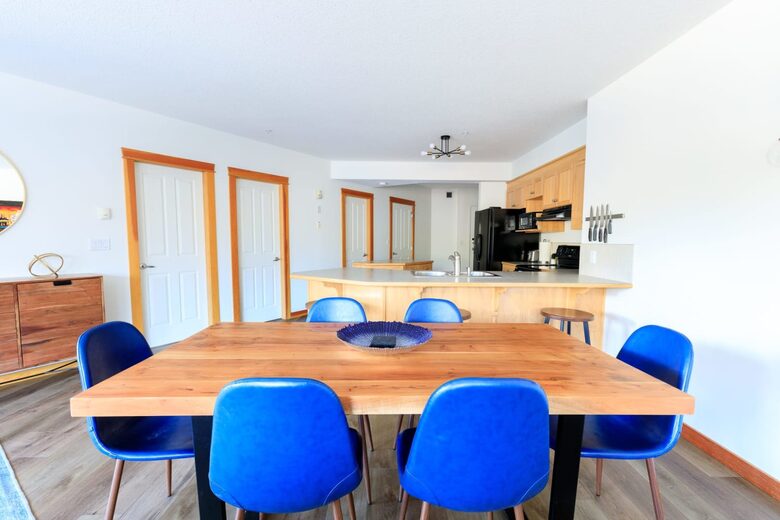 Canmore Mountain Escape with a Rooftop Hot Tub - Canmore, Canada