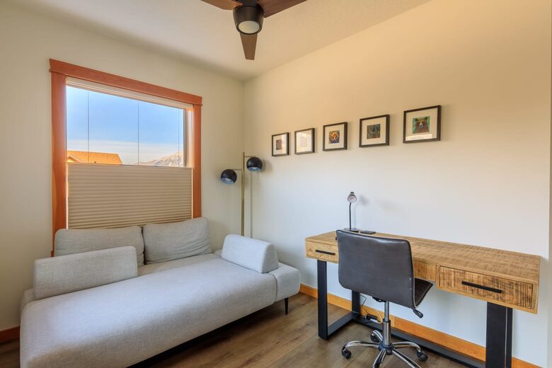 Canmore Mountain Escape with a Rooftop Hot Tub - Canmore, Canada