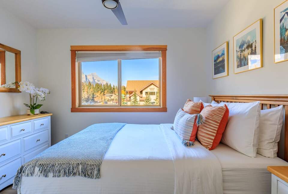 Canmore Mountain Escape with a Rooftop Hot Tub - Canmore, Canada
