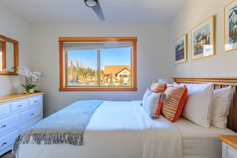 Canmore Mountain Escape with a Rooftop Hot Tub - Canmore, Canada