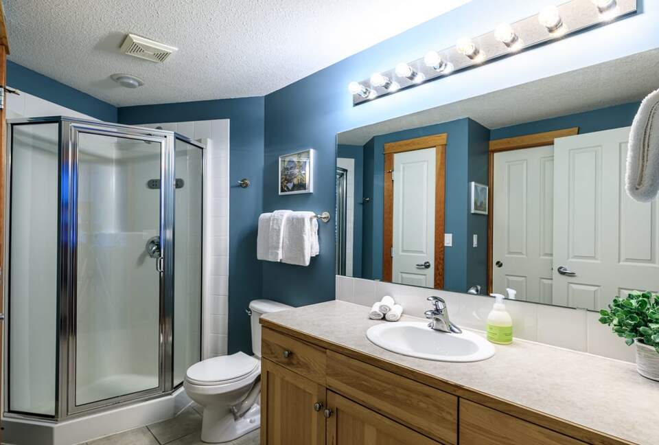 Canmore Mountain Escape with a Rooftop Hot Tub - Canmore, Canada