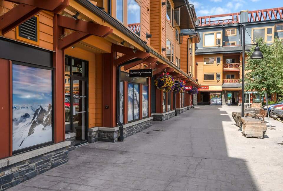 Canmore Mountain Escape with a Rooftop Hot Tub - Canmore, Canada