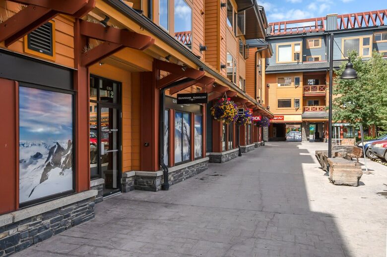 Canmore Mountain Escape with a Rooftop Hot Tub - Canmore, Canada