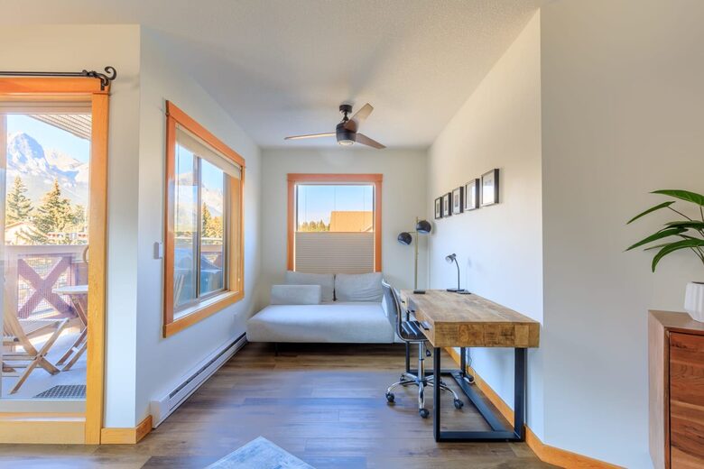 Canmore Mountain Escape with a Rooftop Hot Tub - Canmore, Canada