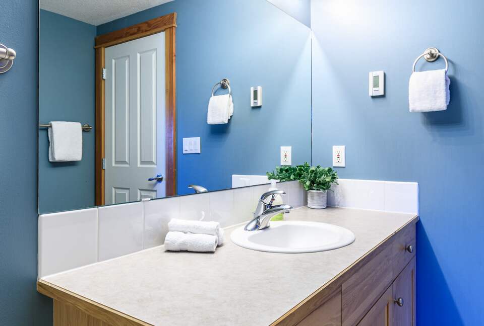 Canmore Mountain Escape with a Rooftop Hot Tub - Canmore, Canada