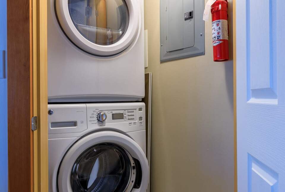 Canmore Mountain Escape with a Rooftop Hot Tub - Canmore, Canada