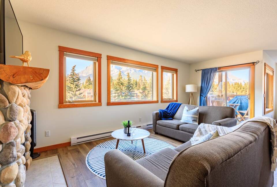 Canmore Mountain Escape with a Rooftop Hot Tub - Canmore, Canada