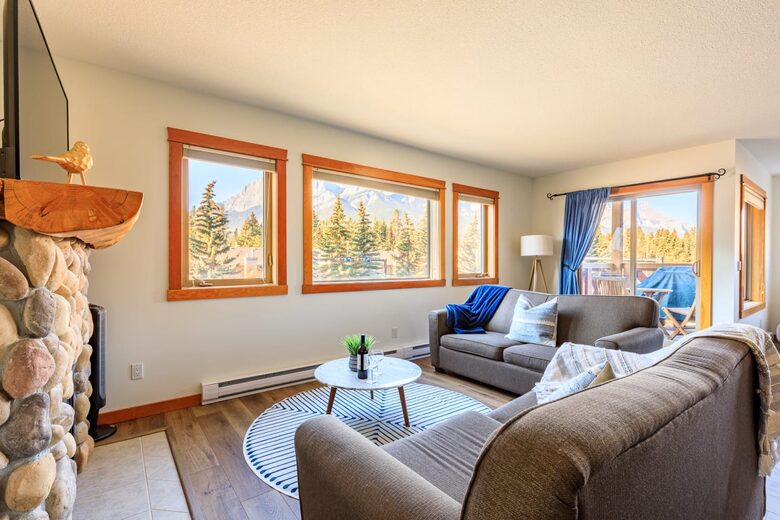 Canmore Mountain Escape with a Rooftop Hot Tub - Canmore, Canada