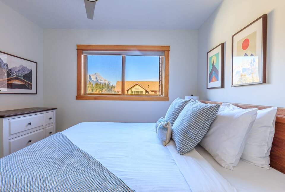 Canmore Mountain Escape with a Rooftop Hot Tub - Canmore, Canada